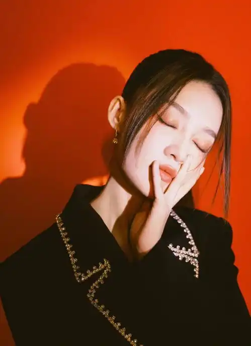 李沁不再走清冷气质风,一身酷girl风格外吸睛,细腰长腿也太惹眼