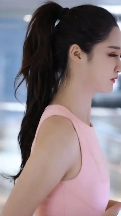 小伙偷看美女,意外却发生了,美女的表情好尴尬