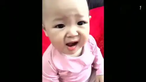 小宝宝吃杨梅接下来表情太逗了越酸越停不下来
