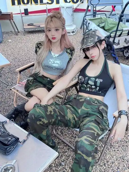 迷彩泼墨裤美式辣妹风,迷彩裤搭抹胸背心就是纯纯辣妹