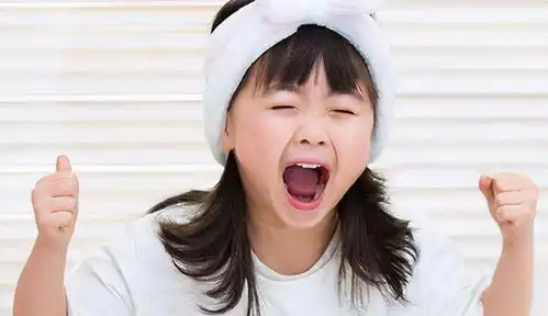 宝爸接三胞胎女儿放学迟到孩子生气不领情,还赌气摔书包