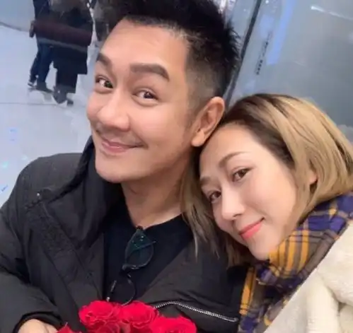 陈浩民夫妇参加聚会让人出戏,别人脸自然,他们像顶假头动脸过度