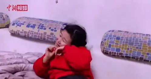 40多天没见的护师妈妈上电视了,小丫头秒变表情包