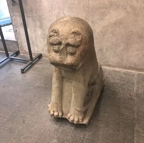 哈哈哈哈哈哈这些石狮子够我笑一年