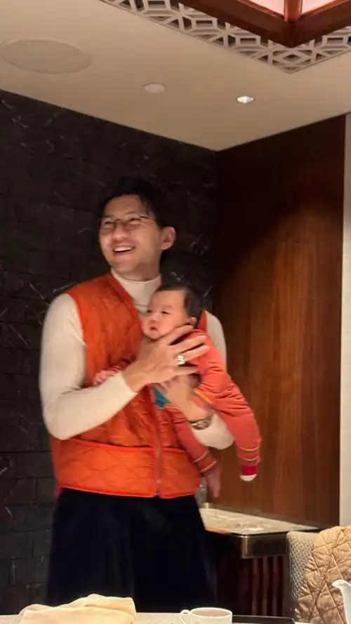 张宝儿带3个月儿子出门父子穿亲子装,首坐儿童座椅不哭不闹