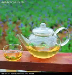 花田桌子上的一壶绿茶与一杯绿茶图片