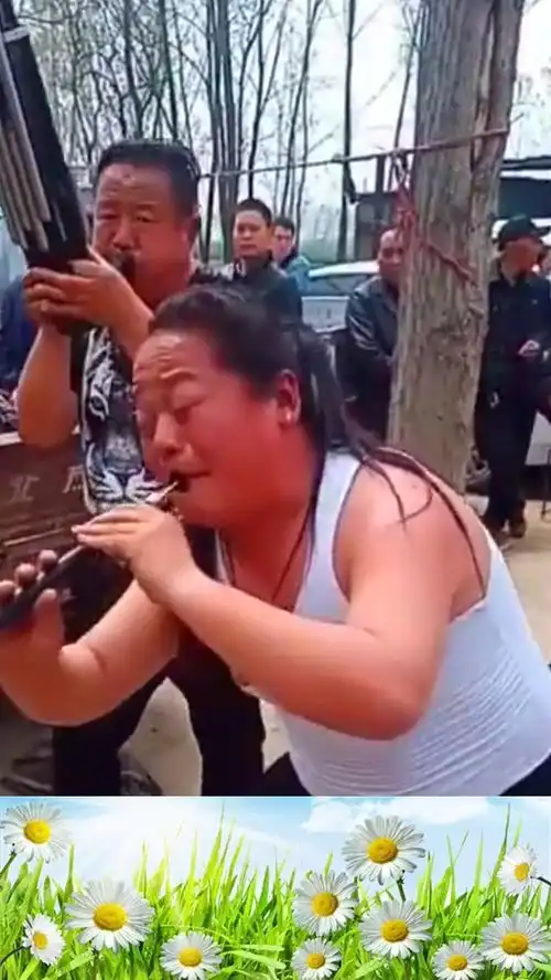 卖力吹唢呐,表情痛苦