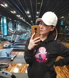 欧弟老婆晒5个月大女儿,仰在婴儿车上捧着奶瓶自己喝奶,超萌