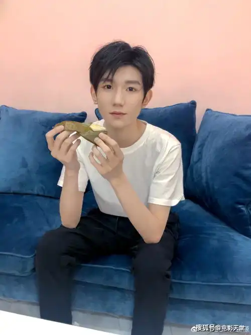 录完综艺粉丝自觉清理垃圾,蔡徐坤口碑大反转,王源功不可没