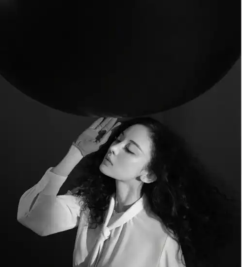 娜扎这次的杂志照真炸,发型蓬松太抢镜,也就她能完美驾驭