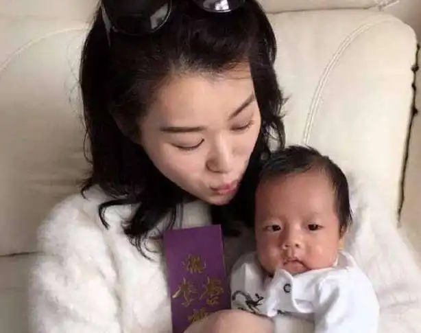 呸表情包可爱小宝宝胡杏