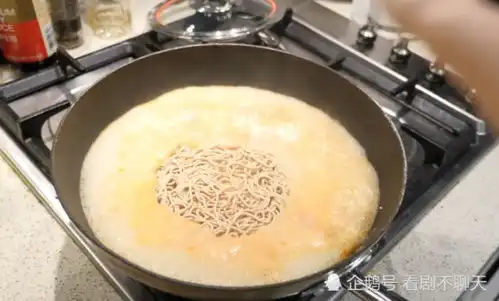 世界排名第1的泡面,到底有多好吃看了小姐姐的表情瞬间懂了