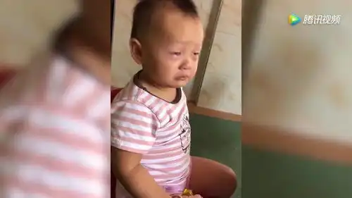 宝宝第一天上幼儿园,哭着还说不难过,这表情简直萌化了哈哈