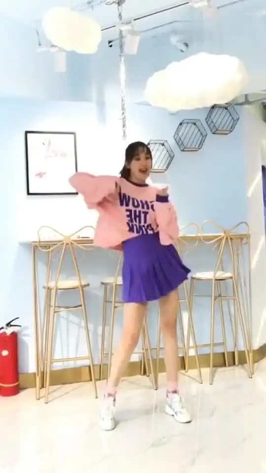 还记得这个舞吗,姑娘再跳还是那么美,最后一个表情太可爱了