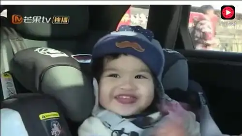 包文婧竟带饺子吃烤肠,被喊接地气,现场被摄影师抓现行