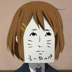 一个人女孩子面前贴着一张纸的动漫头像