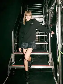 lisa启程巴黎看秀,黑衣黑裤难掩大长腿,不愧是人间芭比