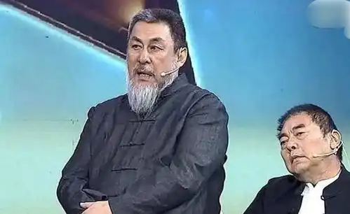 张飞李靖飞不知陆树铭去世,瘦骨嶙峋卧床不起,每天要看三国